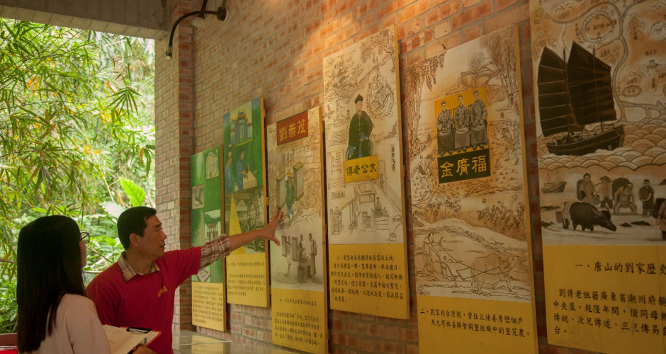 Workshop staff introducing the history of making paper from bamboo