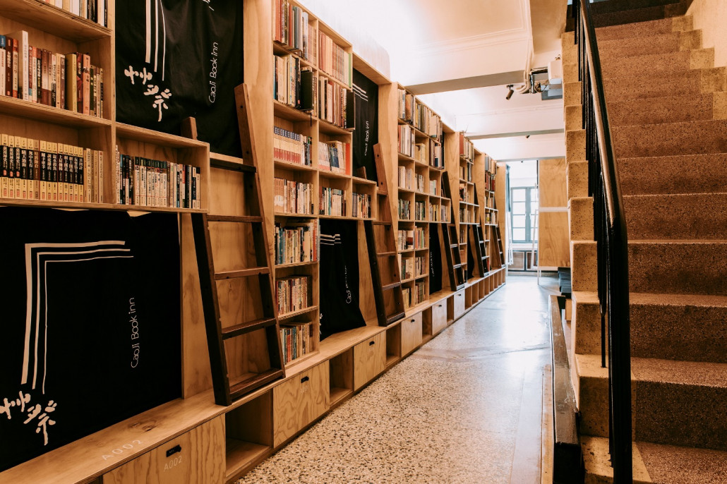 Book Inn uses old materials such as wood and metal to reflect the vintage style of Tainan