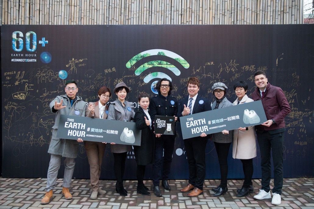 O’right Chairman Steven Ko (center) and China distributors show their support for Earth Hour.