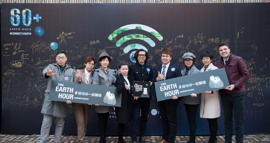 O’right Chairman Steven Ko (center) and China distributors show their support for Earth Hour.