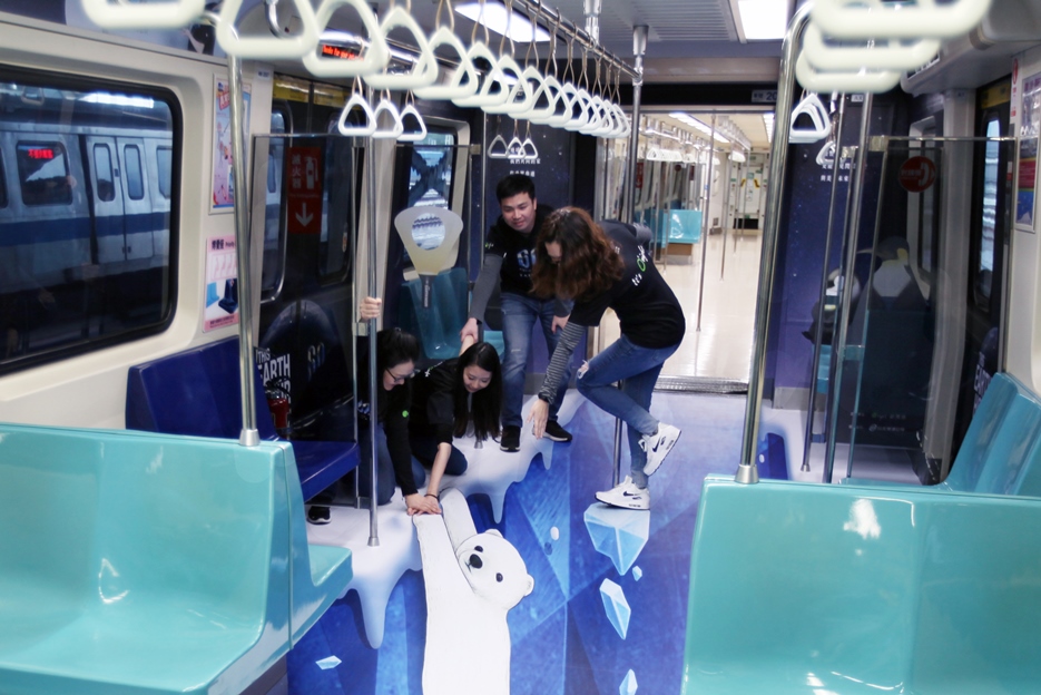 Till 30 May, passengers and commuters traveling between Tamsui and Xiangshan stations will have the chance to take a ride on the Earth Hour metro car.