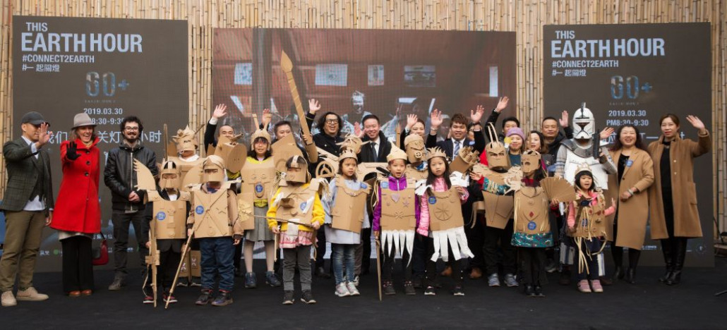 Ailleurs Art Museum artist Alexandre and children transform recycled cardboard boxes into fun costumes to foster a concern for the environment and sustainable habits at an early age. 
