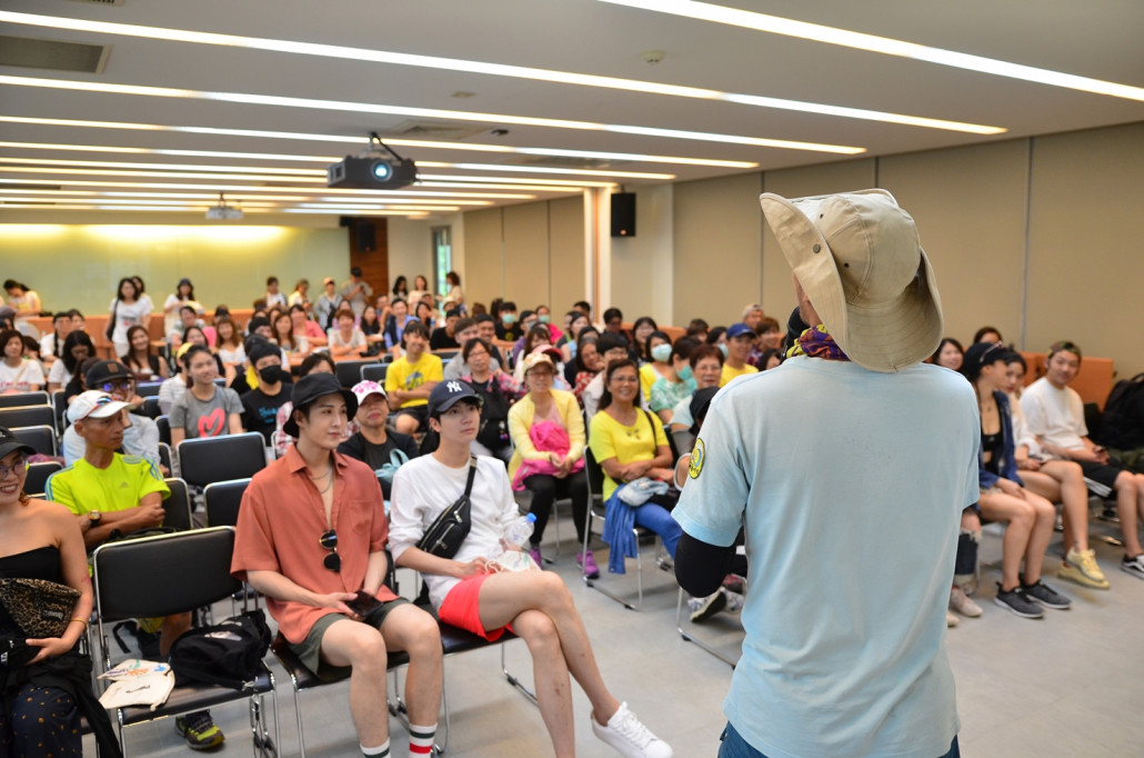 A pre-coastal cleanup event to explain the purpose of cleaning up the beaches and ways to live more sustainably (source: Hiin Studio)