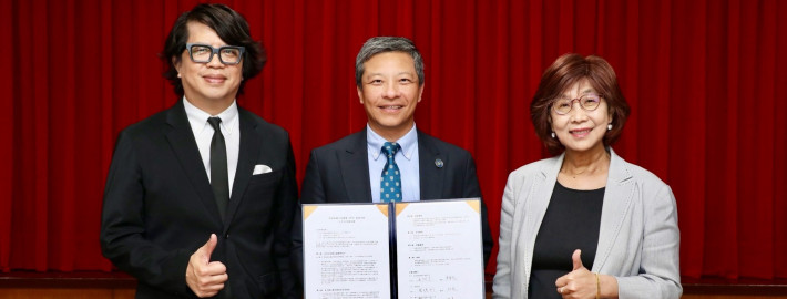 圖說1-歐萊德董事長葛望平(中)、天主教輔仁大學校長藍易振(中)、《遠見雜誌》社長楊瑪利(右)共同簽署合作備忘錄,攜手啟動第三部國際公益氣候紀錄片計畫